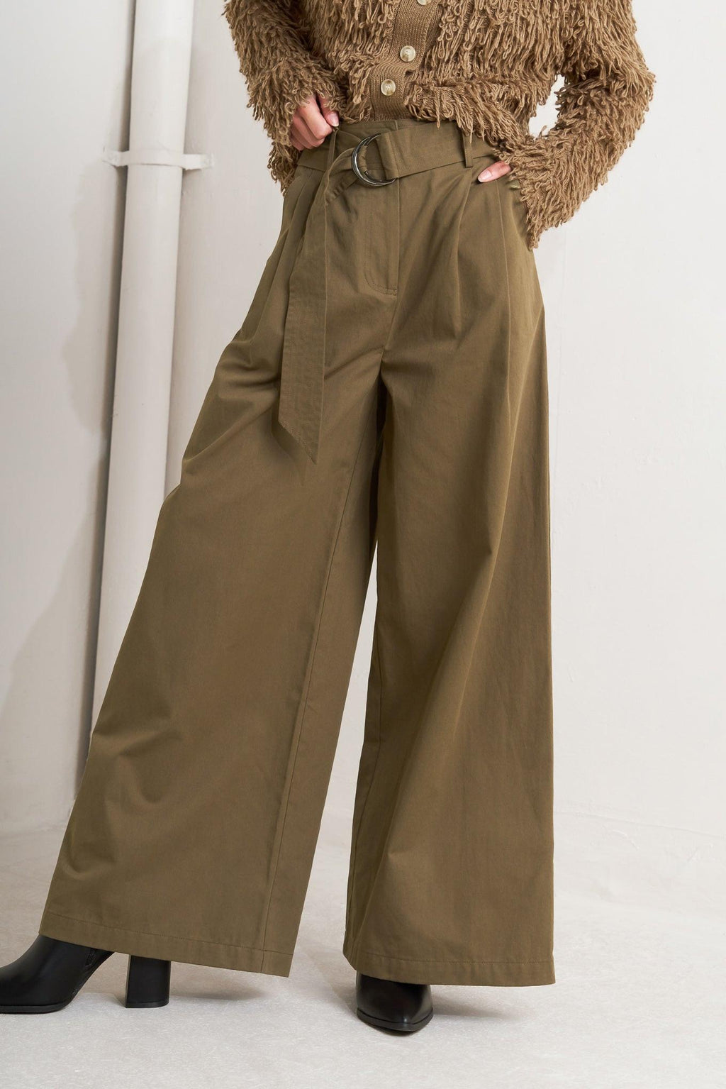 ELEGANCE UNVEILED WOVEN PANTS