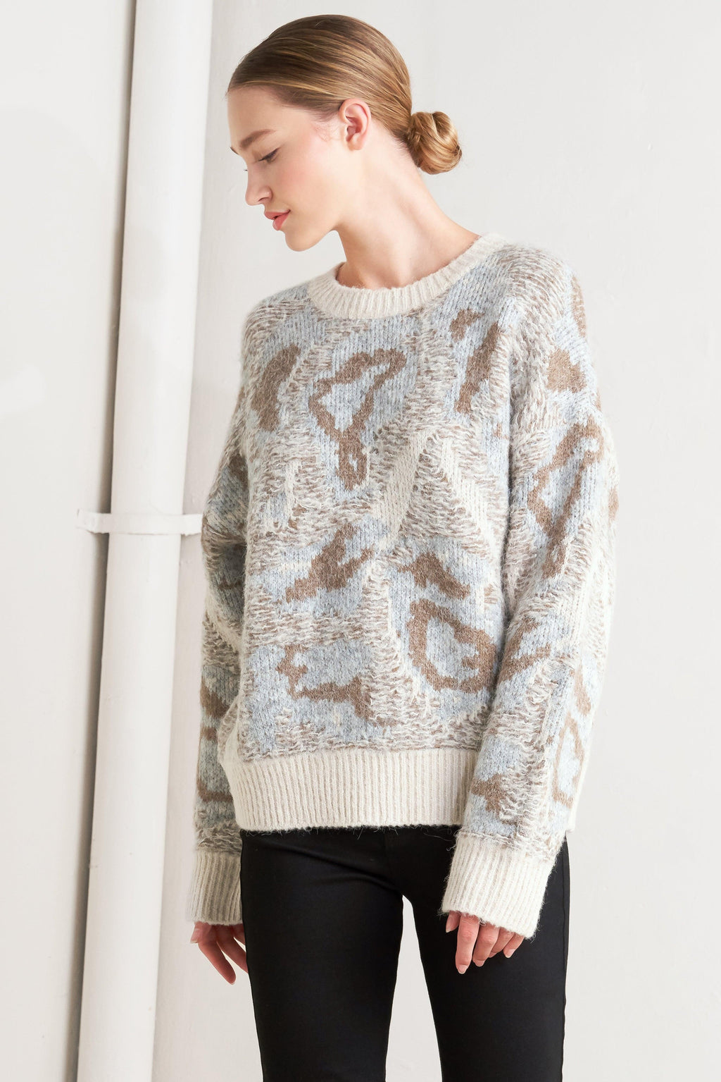 PROMINENT CHARM PULLOVER SWEATER TOP