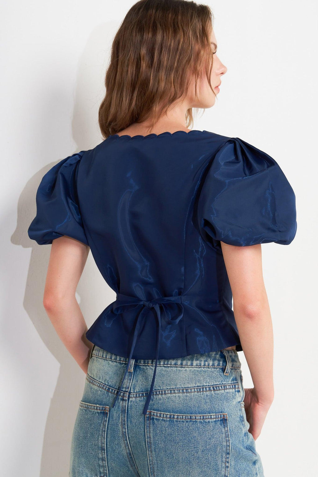 SCALLOP KISS WOVEN TOP