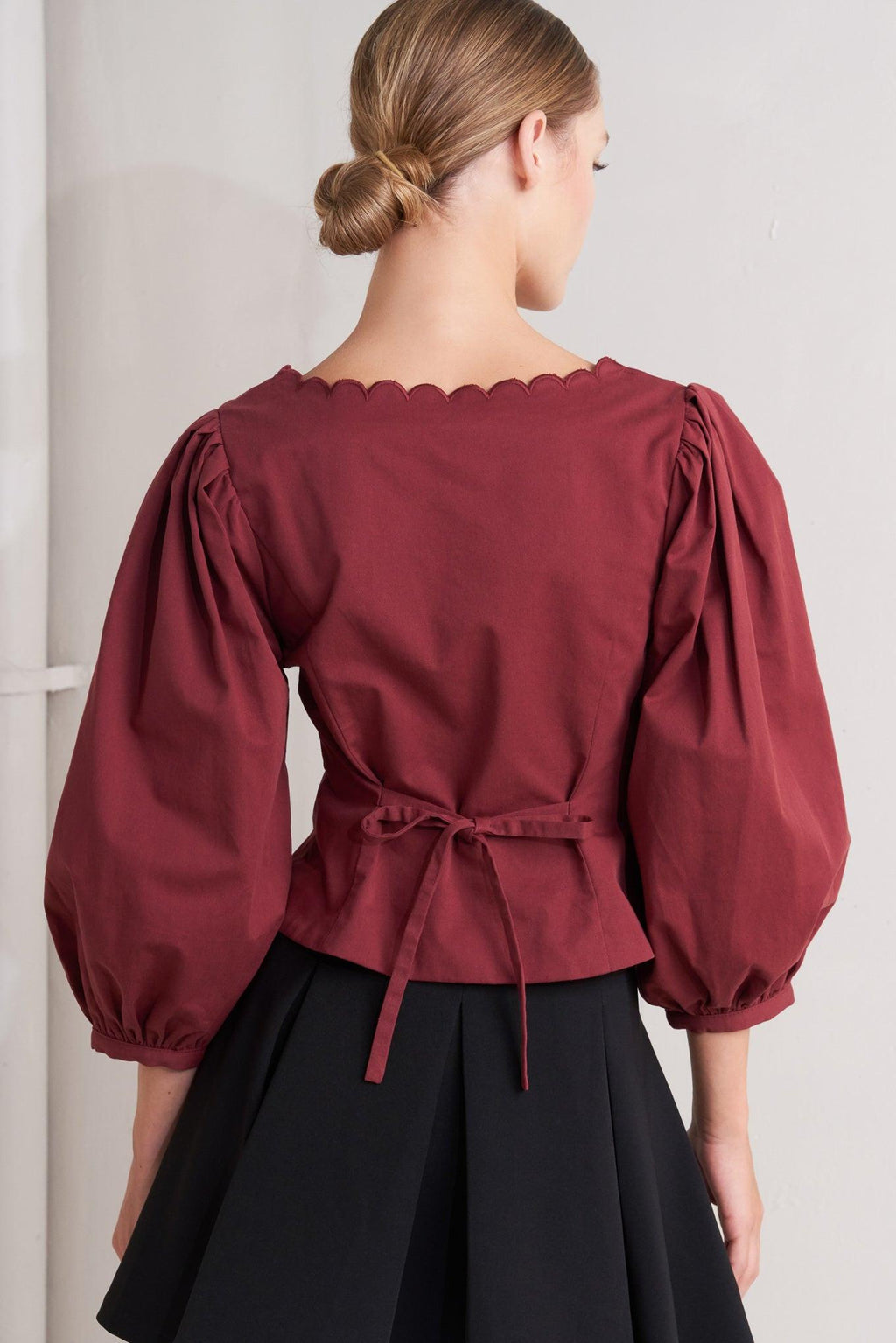 AMOUR SCALLOP WOVEN TOP