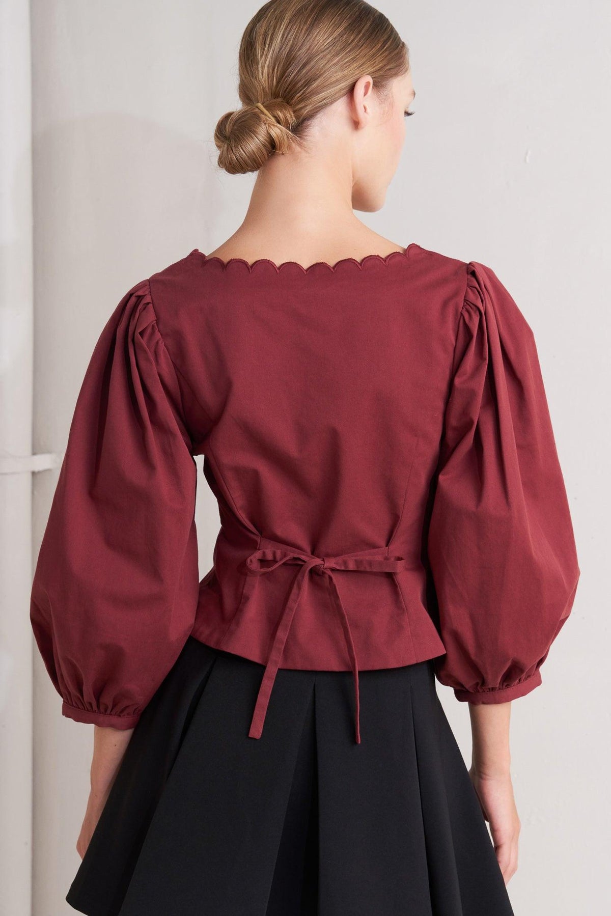 AMOUR SCALLOP WOVEN TOP